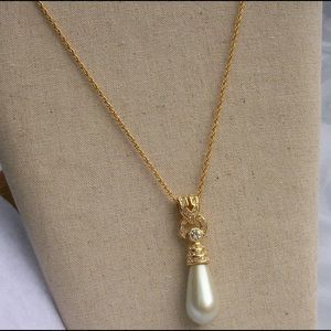 SALE 🔥 Joan Rivers long gold and pearl necklace